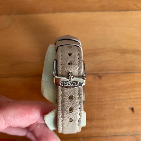 NEVER WORN FOSSIL WATCH - Picture 3 of 5
